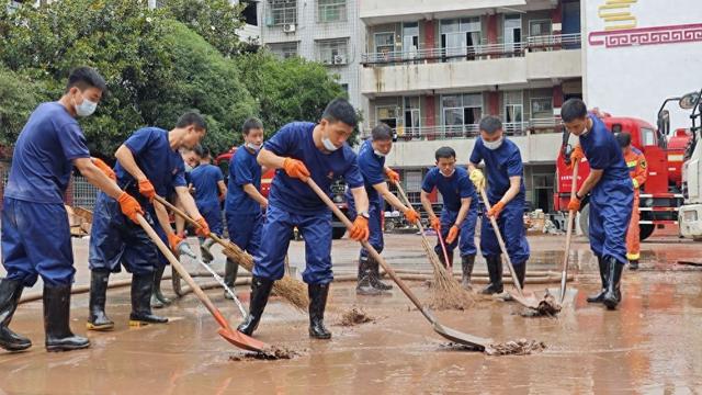 6月21日,国家消防救援局湖南机动队伍消防员在桑植县澧源镇第一小学进行清淤作业。国家消防救援局湖南机动队伍供图