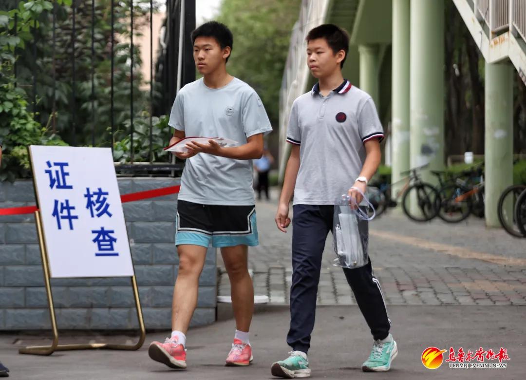 6月21日,在新疆农业大学附属中学考点,考生进入考场。