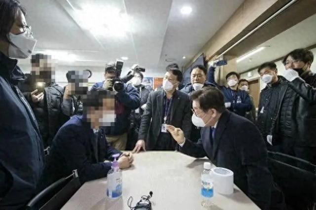 2020年2月25日,时任韩国京畿道知事李在明来到“新天地教会”总部索要教徒名单。图片来源:央视新闻