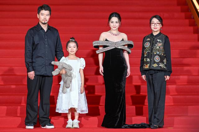 2025年6月21日,上海大剧院,“一带一路”电影周华语展映影片《好好说再见》剧组主创。澎湃新闻记者 朱伟辉 图
