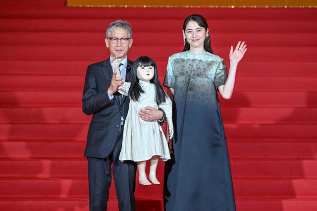 2025年6月21日,上海大剧院,展映影片《人偶之家》剧组主创向观众致意。澎湃新闻记者 朱伟辉 图