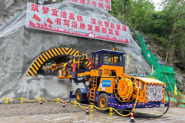 6月21日,宜涪高铁石柱隧道进洞施工现场,大型机械在施工作业(无人机照片)。新华社记者 唐奕 摄