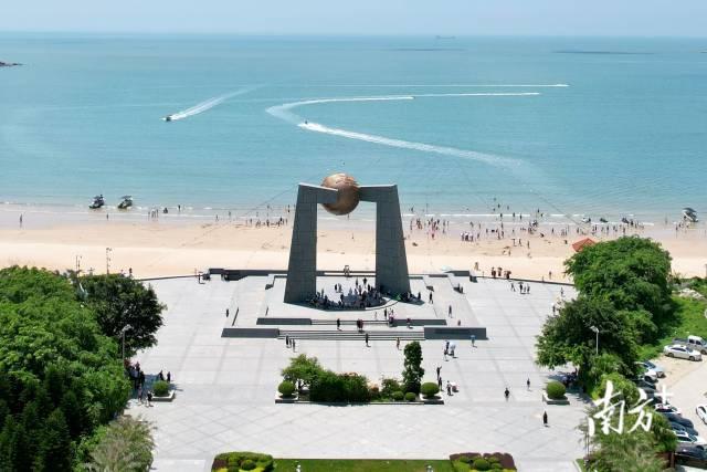 广东汕头南澳岛“自然之门”北回归线标志塔。 南方+ 陈斐仪 杨立轩 拍摄