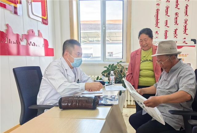 医生为群众进行义诊。(内蒙古自治区民族事务委员会供图)
