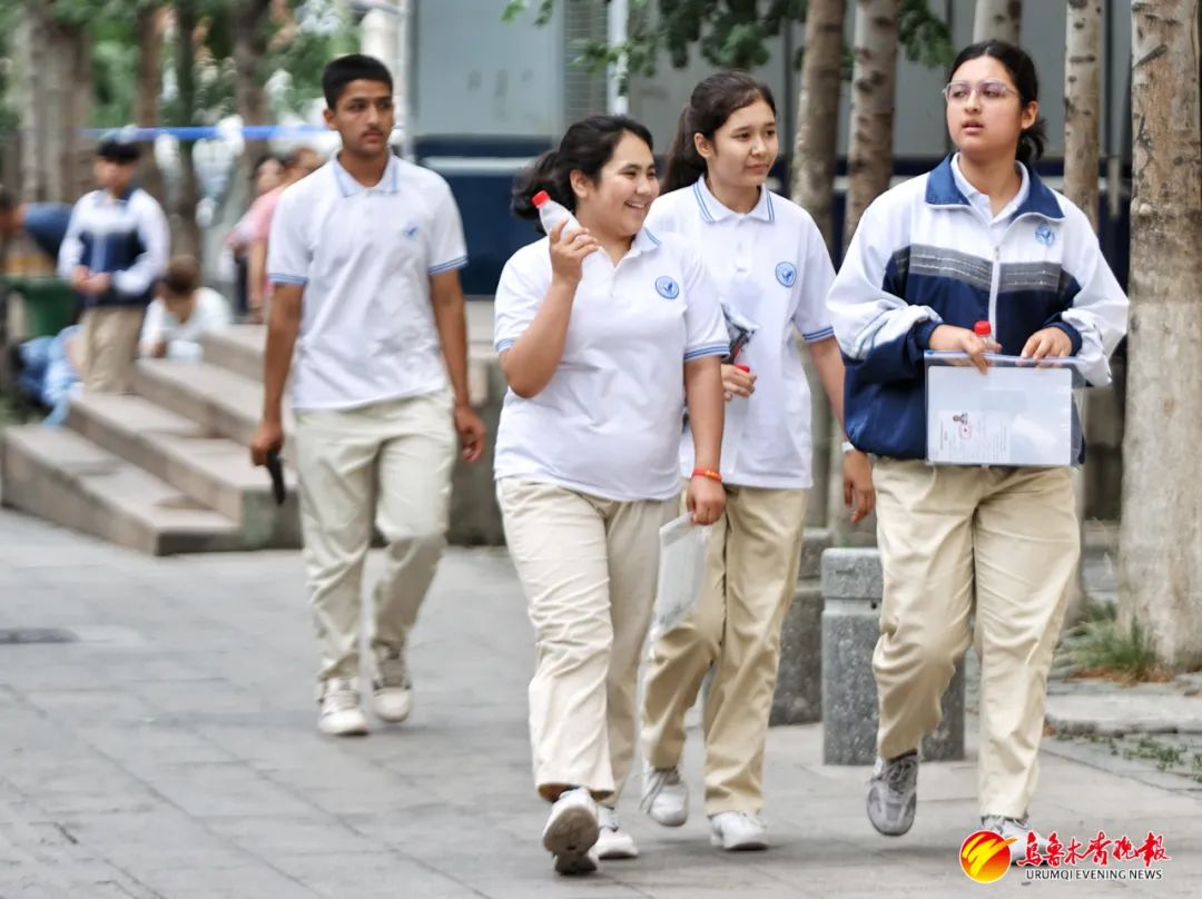 6月21日,在市第16中学考点,考生进入考场。