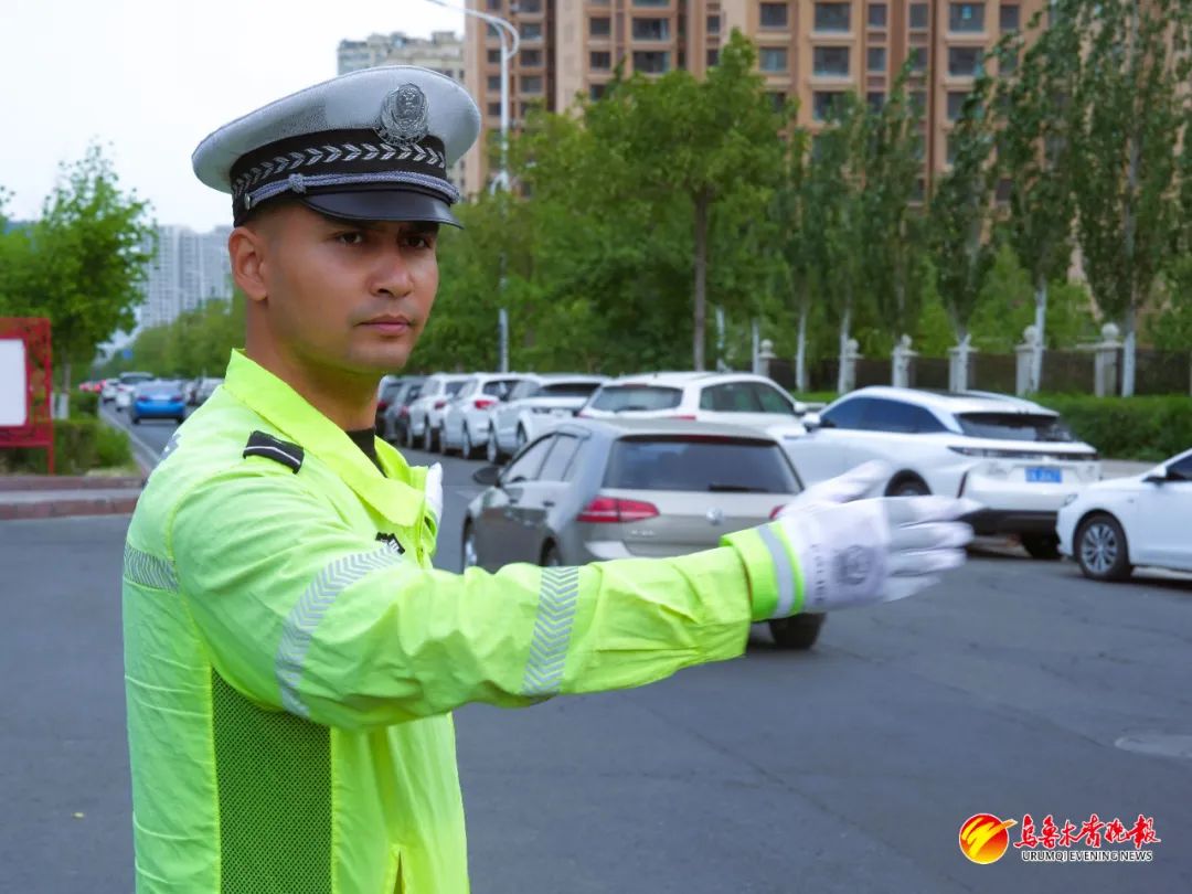 6月21日,市第126中学(慈湖路校区)考点路段,市公安局交警支队民警正在为疏导送考车辆。