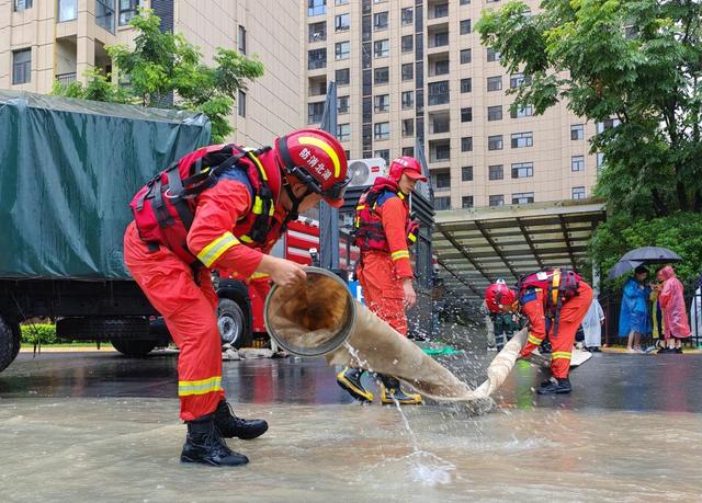 6月20日,来凤一地下车库排涝工作正在进行。新华社发(唐俊摄)