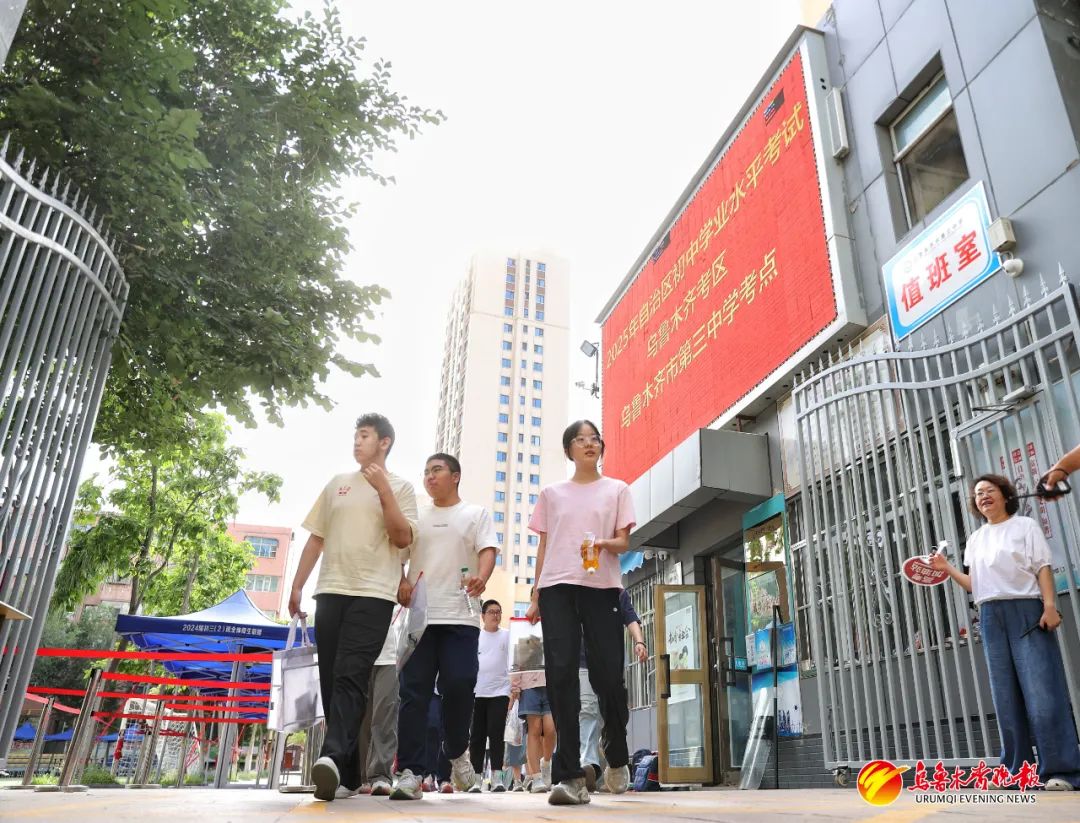 6月21日,在市第3中学考点,考生走出考场。