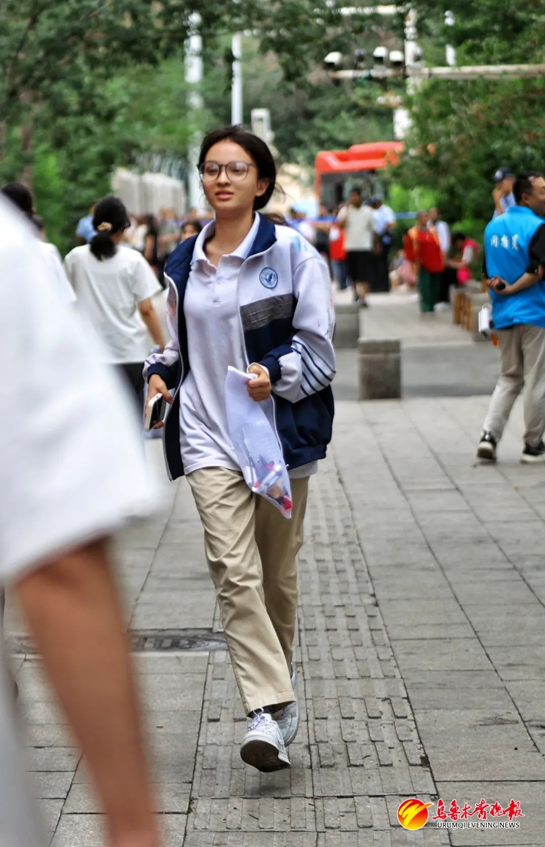 6月21日,在市第16中学考点,考生跑向考场。