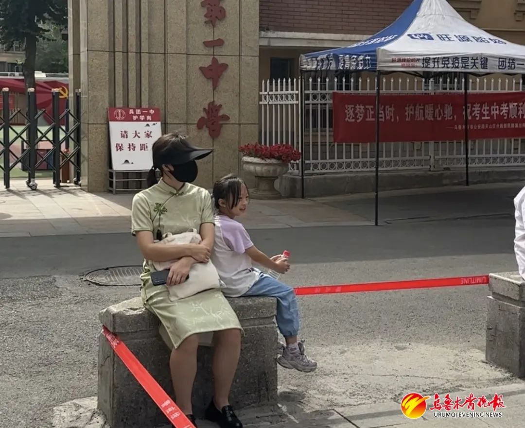 在兵团一中门口,中考正在进行,考生家长正在等候。
