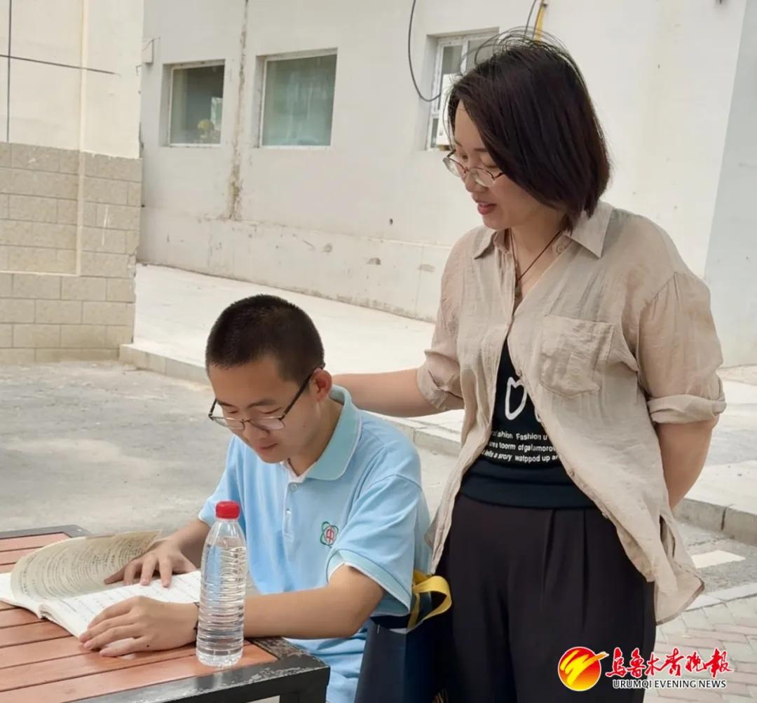 市第80中学考点外,学生家长陪伴孩子复习。