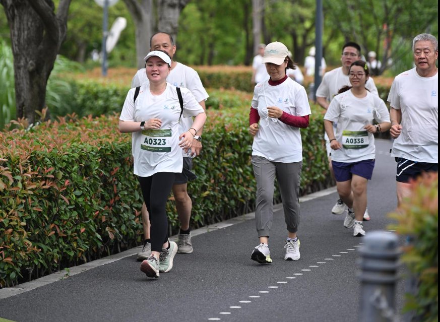奥运冠军吴敏霞助阵职工体育品牌赛事，第六届上海市开发区运动会拉开帷幕