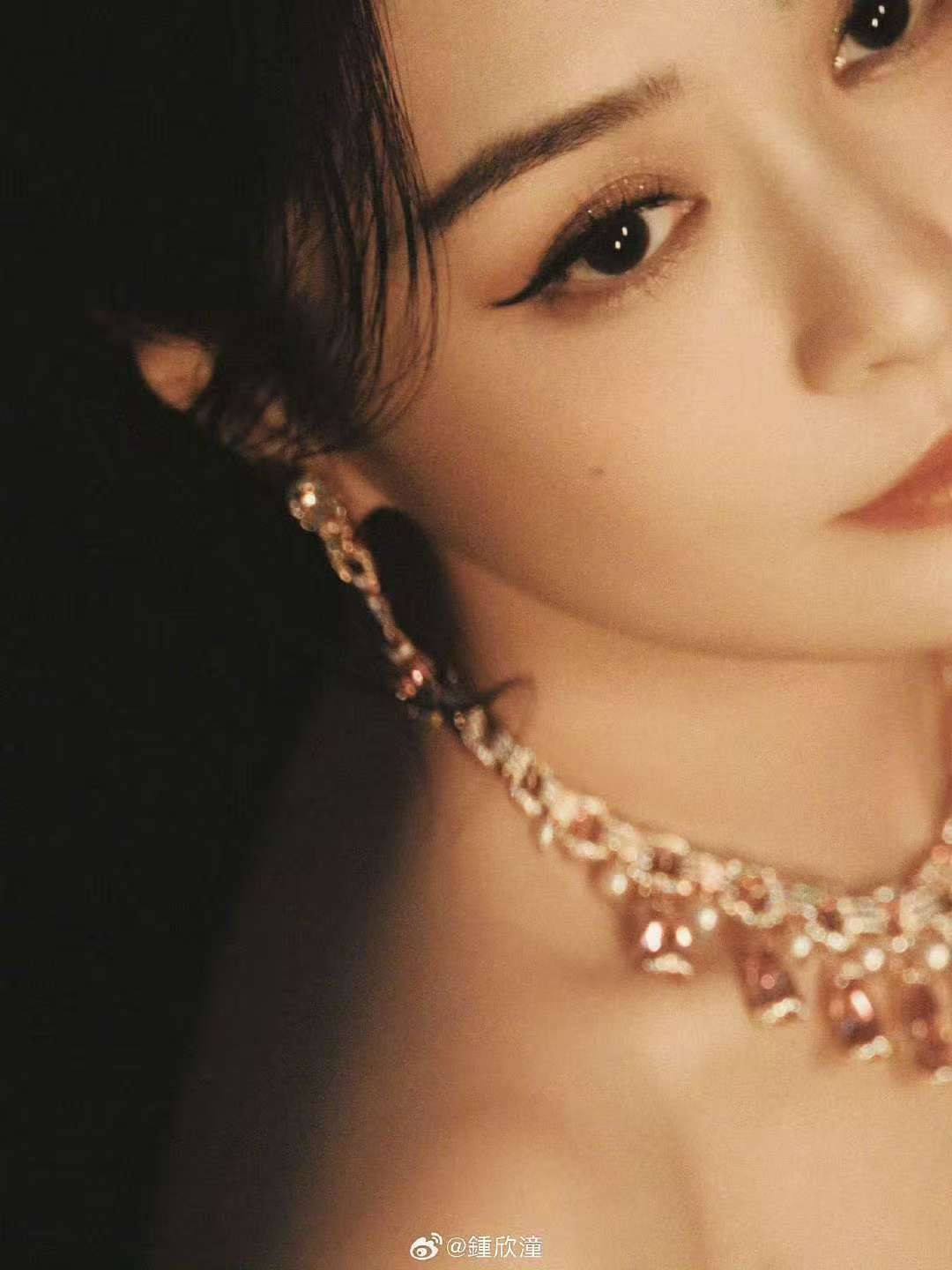 钟欣潼亮相上海国际电影节，金爵光影造型优雅迷人