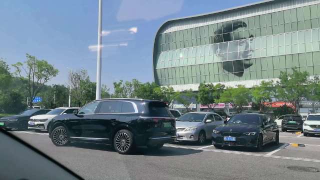 问界M8离车泊入过程流畅丝滑