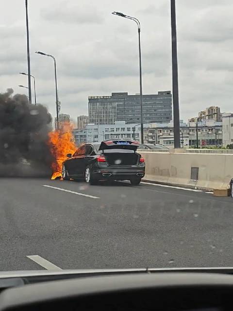 有网友说，这是宝马，还是7系的！