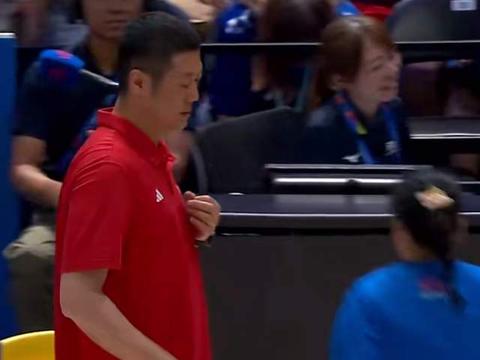 女排0-3意大利！各将沮丧，王梦洁目睹对手庆祝，赵勇面无表情！