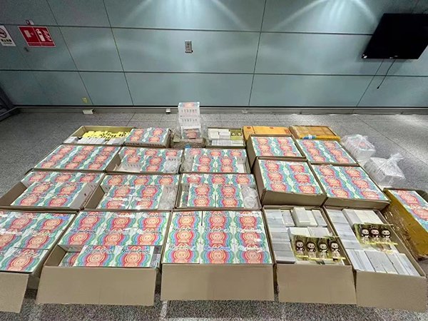 10人行李物品中連續查獲超量攜帶的泡泡瑪特玩偶427盒。海關供圖