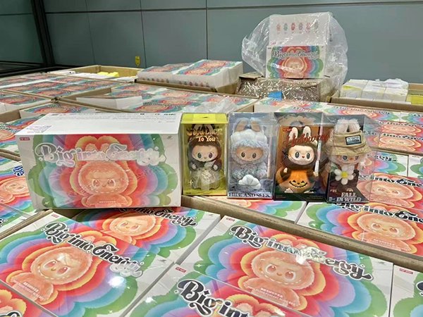 10人分散攜帶企圖逃避海關監管。海關供圖