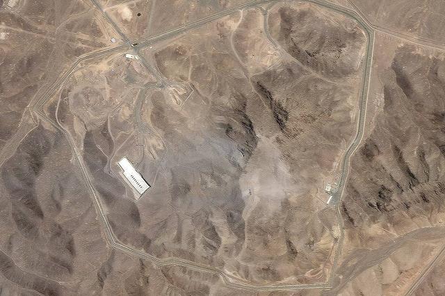 当地时间2025年6月22日,Planet Labs PBC公司提供的卫星图片显示,美国空袭伊朗福尔道地下核浓缩设施后的景象 视觉中国