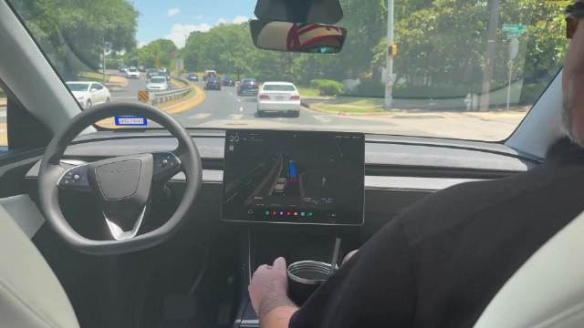 特斯拉Robotaxi实拍体验，后排操控、4.2美元一口价