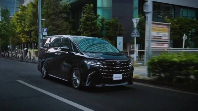 2025款丰田埃尔法插混版动力升级达302马力，纯电续航72公里