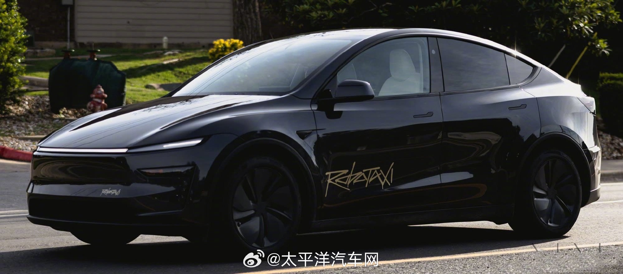 特斯拉Robotaxi奥斯汀试运营，无主驾Model Y车队亮相