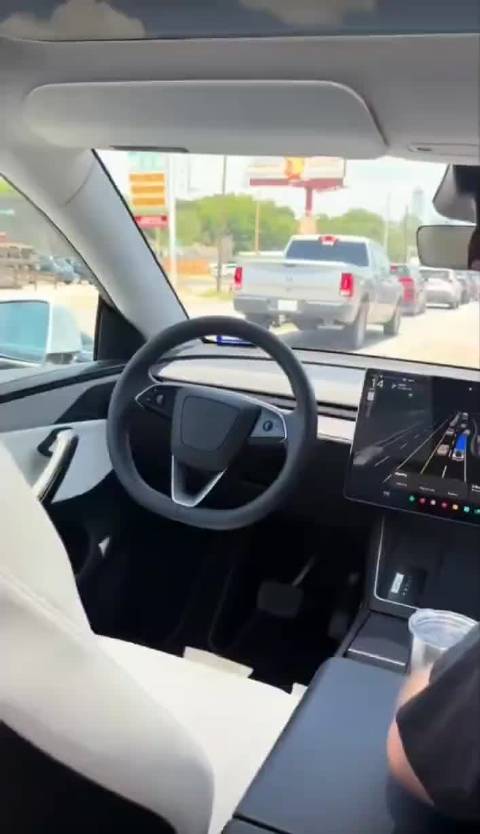 特斯拉robotaxi出租车乘客第一视角，终于上路了