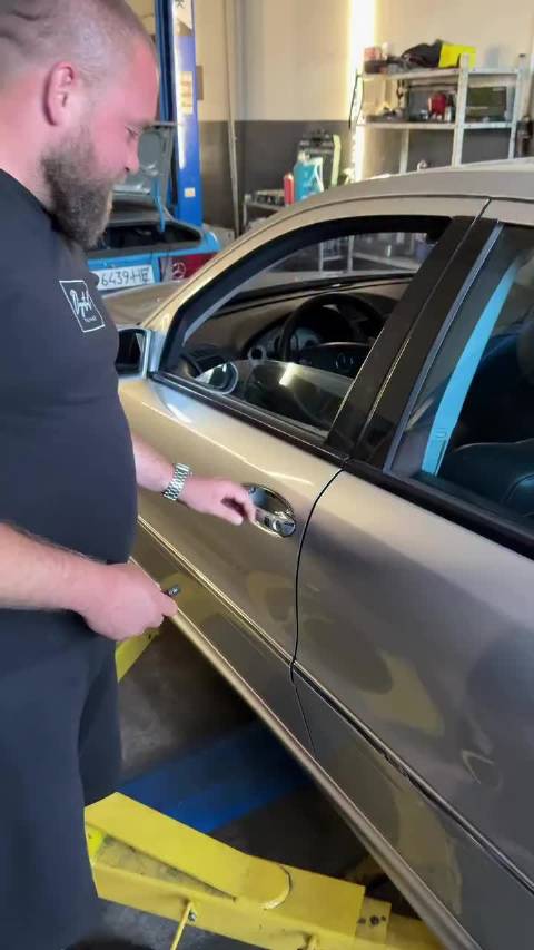 上上上代奔驰E级就有电子开启的车门了？