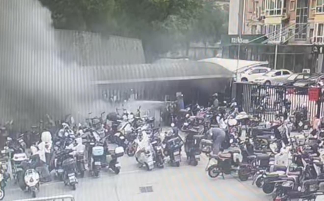 電動單車冒煙起火,微型消防站隊員滅火。圖源:海澱區消防救援支隊