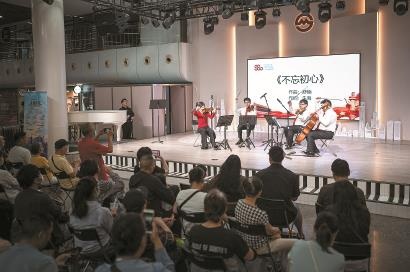 人民广场地铁站换乘通道音乐角响起红色经典旋律