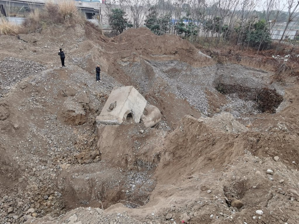 遭盜挖之後,面目全非的林地和裸露的灌溉設施。本文圖片來源:受訪者