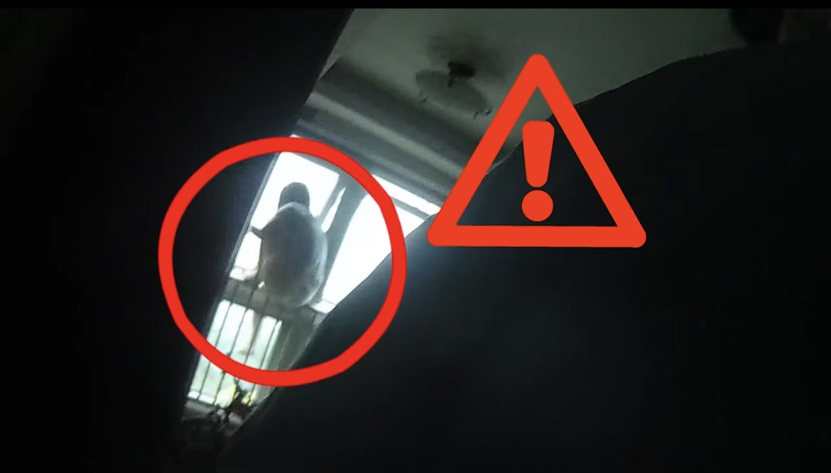 女子坐在19層窗邊,雙腿懸空。圖源:海澱公安