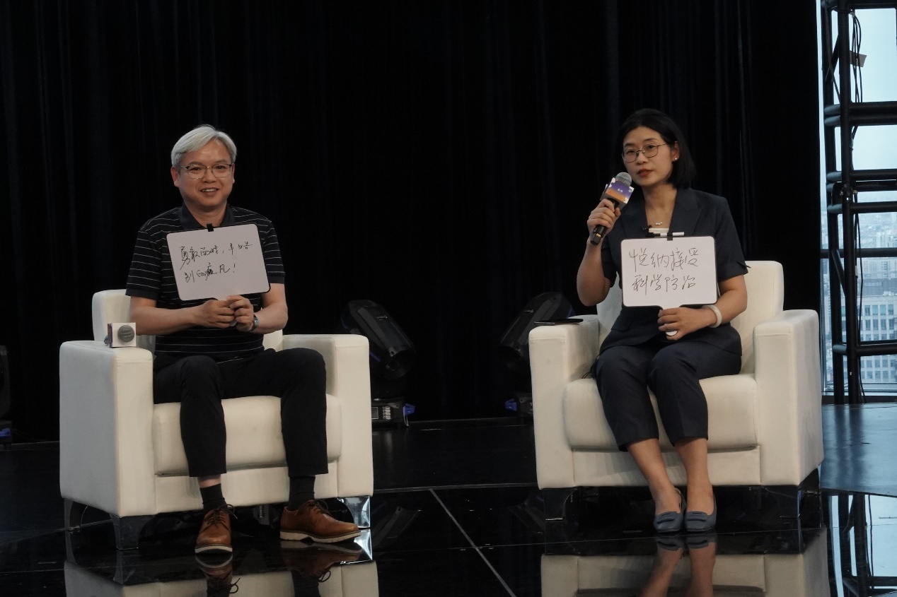 李明和陈佳分别写下鼓励患者正视疾病、勇敢开朗的话。(澎湃新闻 胡弘彪丨摄)