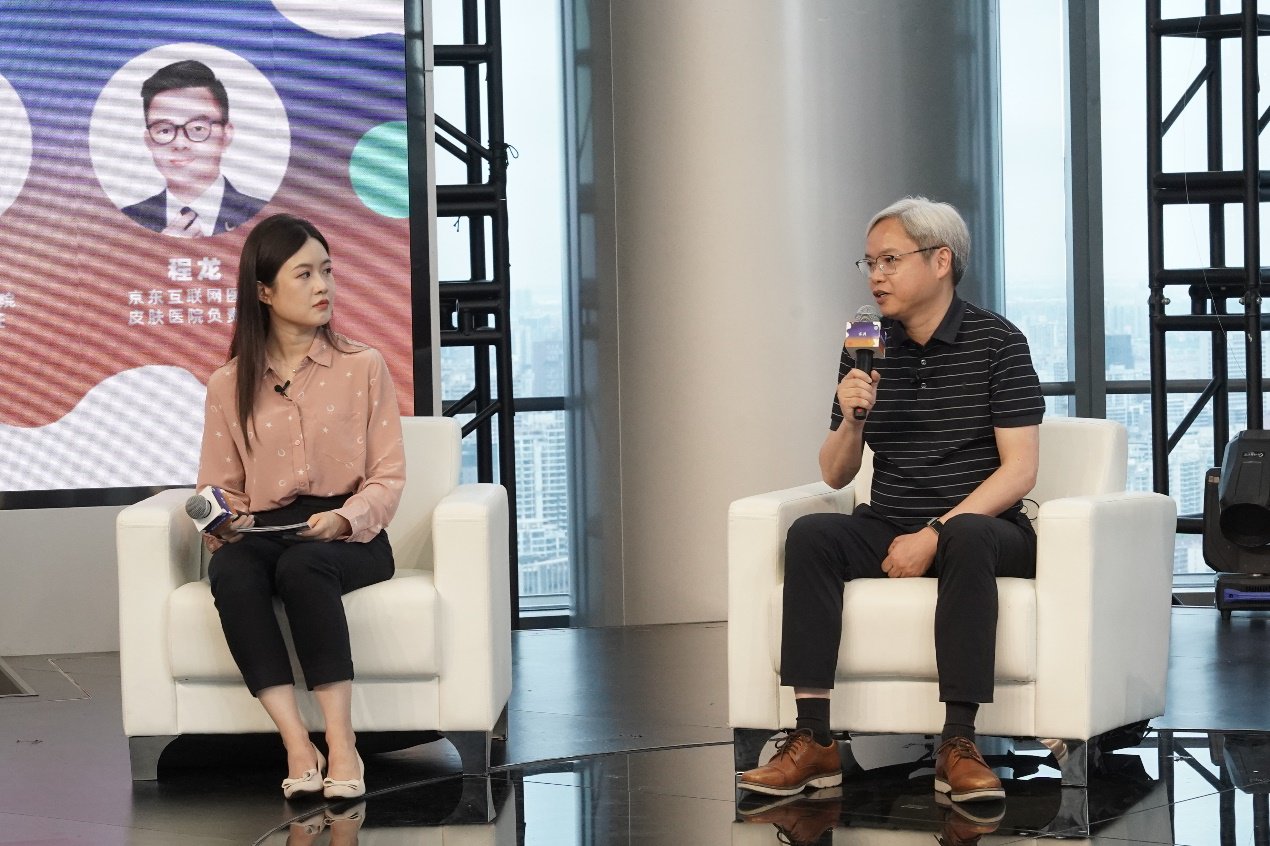 复旦大学附属儿科医院皮肤科主任李明 在沙龙上针对白癜风疾病进行科普。(澎湃新闻 胡弘彪丨摄)