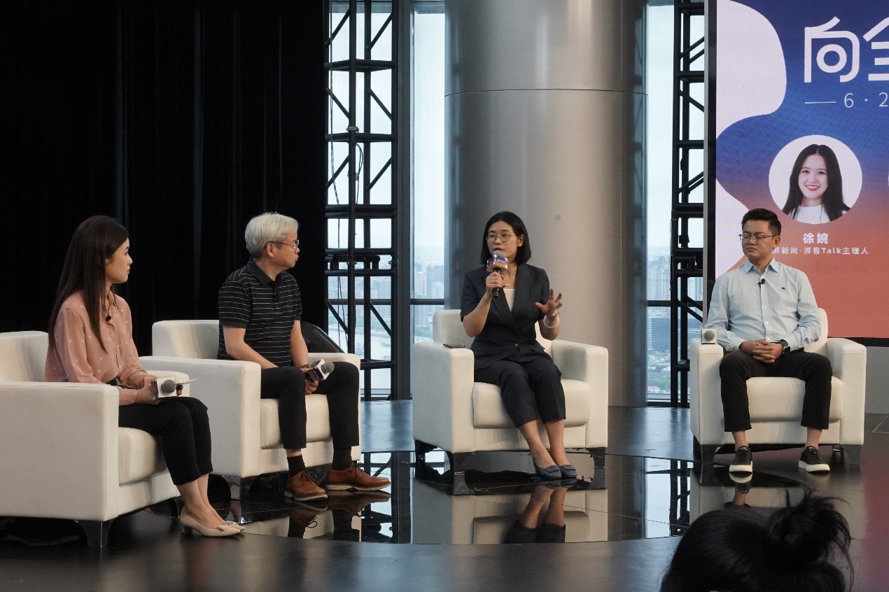 上海市皮肤病医院风湿免疫科主任陈佳在沙龙上谈及现阶段白癜风疾病的治疗手段。(澎湃新闻 胡弘彪丨摄)