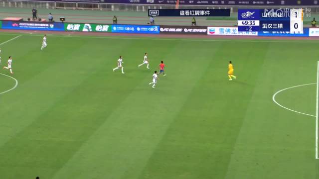 魏黾哲出击撞倒谢文能，裁判出示直红！