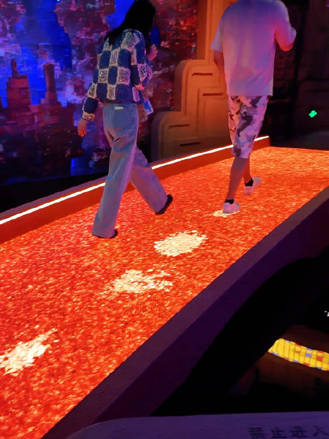 上海迪士尼新开皮克斯奇旅，游客可体验寻梦环游记万寿菊花瓣桥