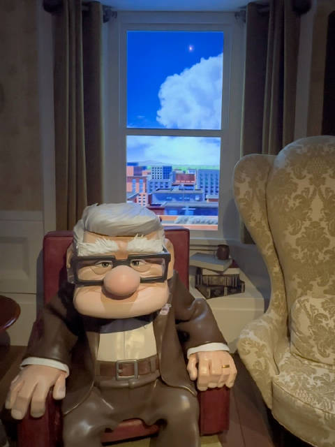 上海迪士尼皮克斯奇旅展还原飞屋环游记经典场景