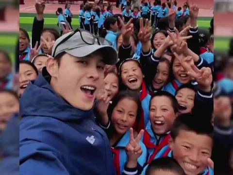 洪尧参加街舞进校园活动与孩子交流舞蹈心得