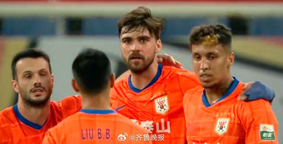 泽卡双响泰山3比1胜三镇，谢文能造红牌