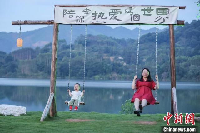 图为游客在华山村露营基地游玩。黎豪图 摄