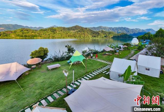 图为游客在华山村露营基地休闲游玩。黎豪图 摄