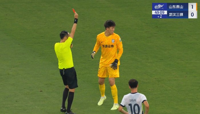 泰山多打一人！三镇门将出击撞倒谢文能，裁判出示红牌将其罚下！