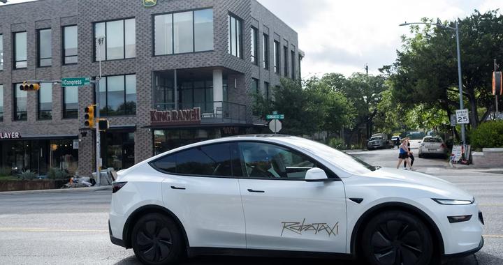 特斯拉Robotaxi正式接客：30元低价试水，安全员严密监督