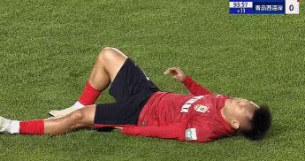 周俊辰受伤倒地无法坚持比赛，亚泰担架进场将其抬出场外