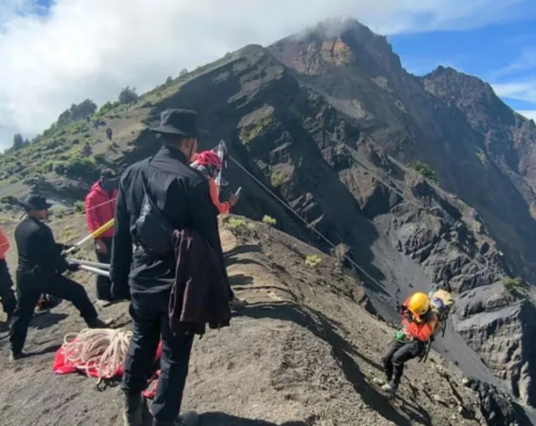 女子坠落印尼活火山！本来还活着，救援各种摸鱼，四天后悲剧了...