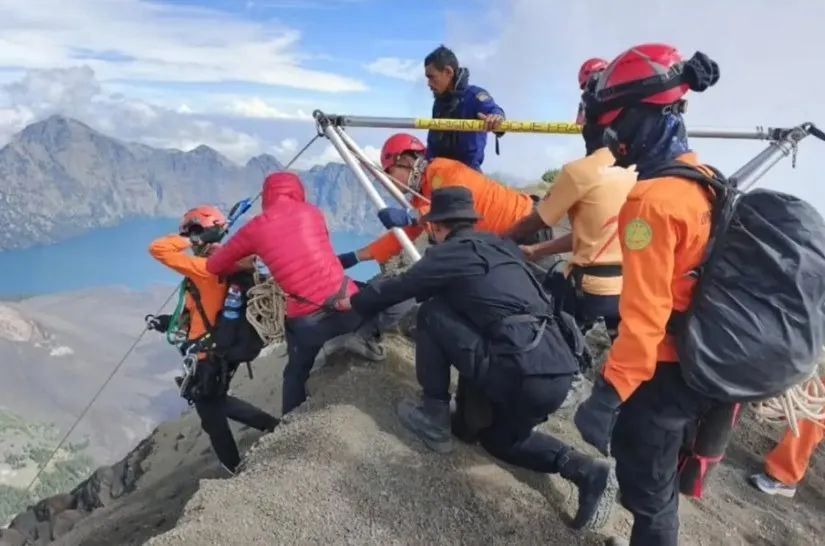 女子坠落印尼活火山！本来还活着，救援各种摸鱼，四天后悲剧了...