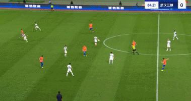 空门没进！谢文能右路横传门前，泽卡近在咫尺的空门机会推射中柱