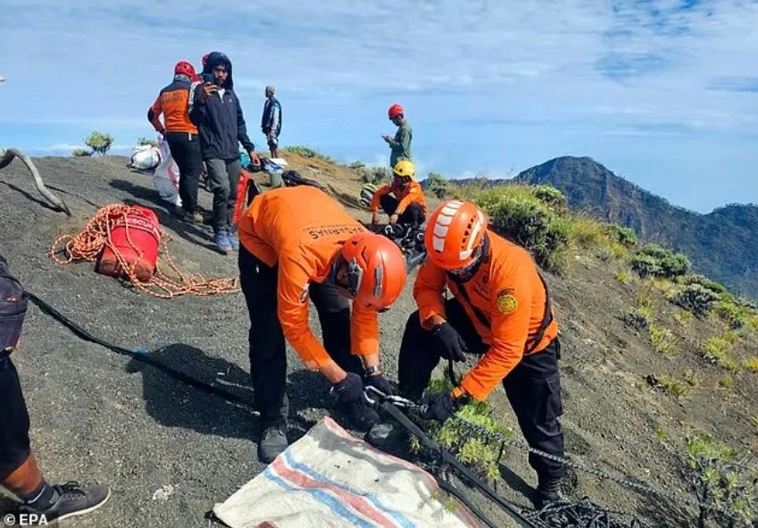 女子坠落印尼活火山！本来还活着，救援各种摸鱼，四天后悲剧了...