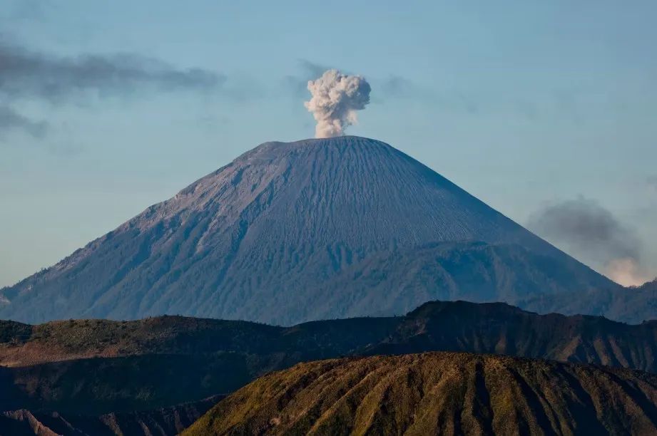 女子坠落印尼活火山！本来还活着，救援各种摸鱼，四天后悲剧了...